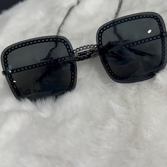 CHANEL 🖤
Interlocking CC Logo Square Sunglasses 🕶️ - Picture 6 of 12